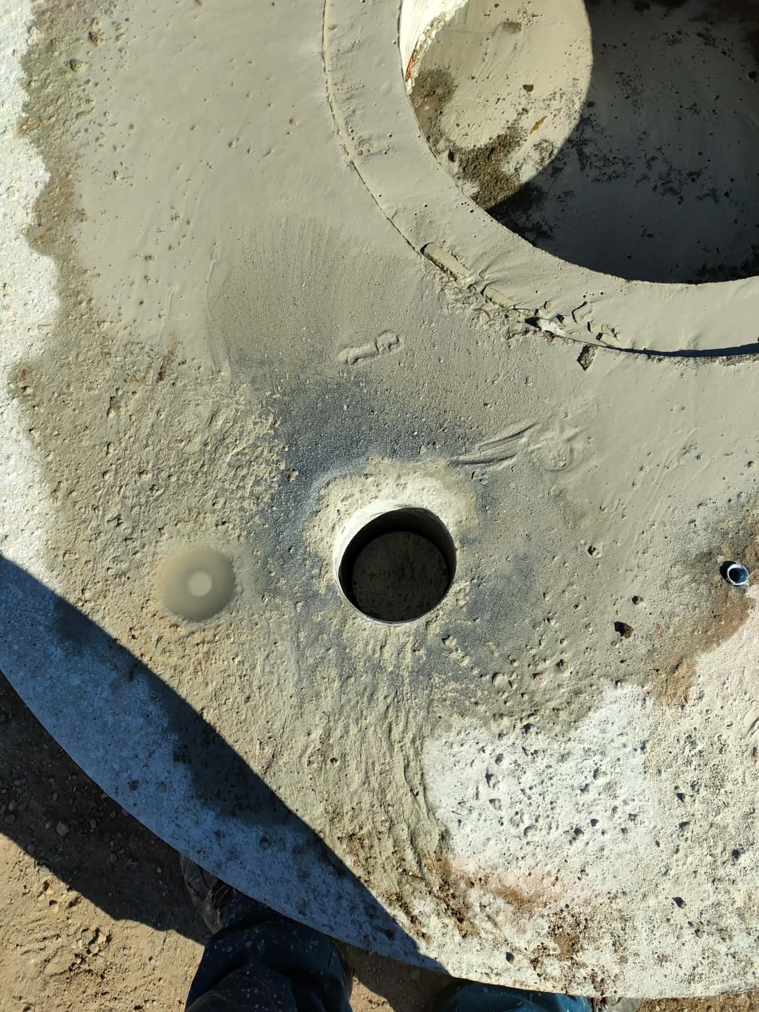 Wiercenie diamentowe Jelenia Góra - otwór Ø 120mm w pokrywie studni żelbetowej - Wiert-Bud